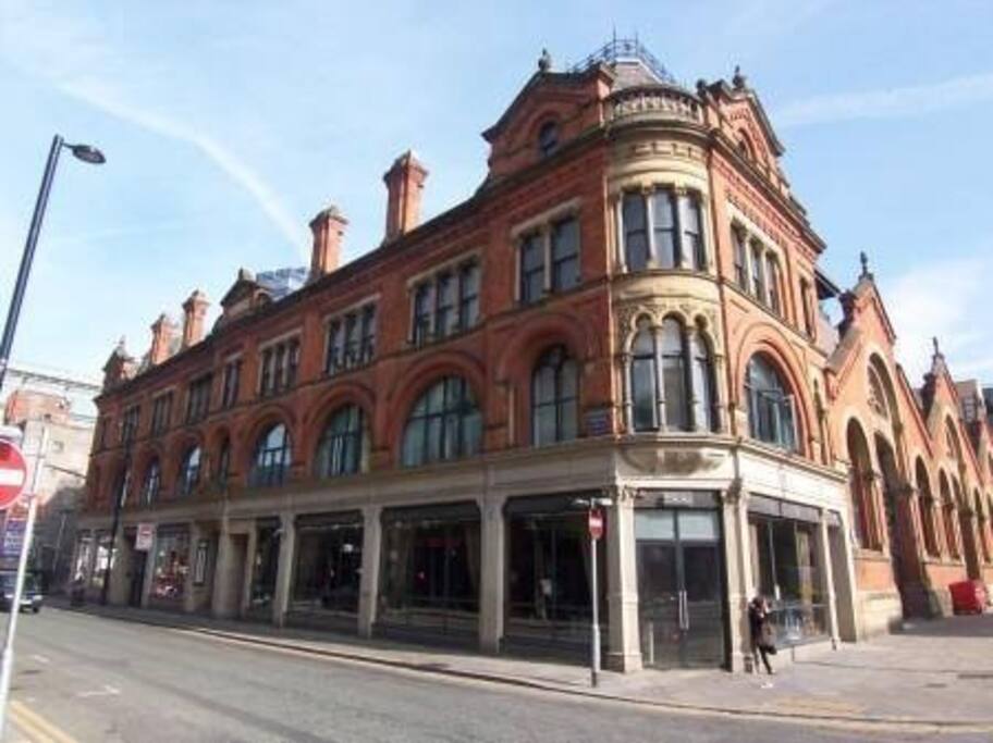 The entrance to to the building is on Thomas Street, to the left of the picture. The apartment is on the upper two floors.