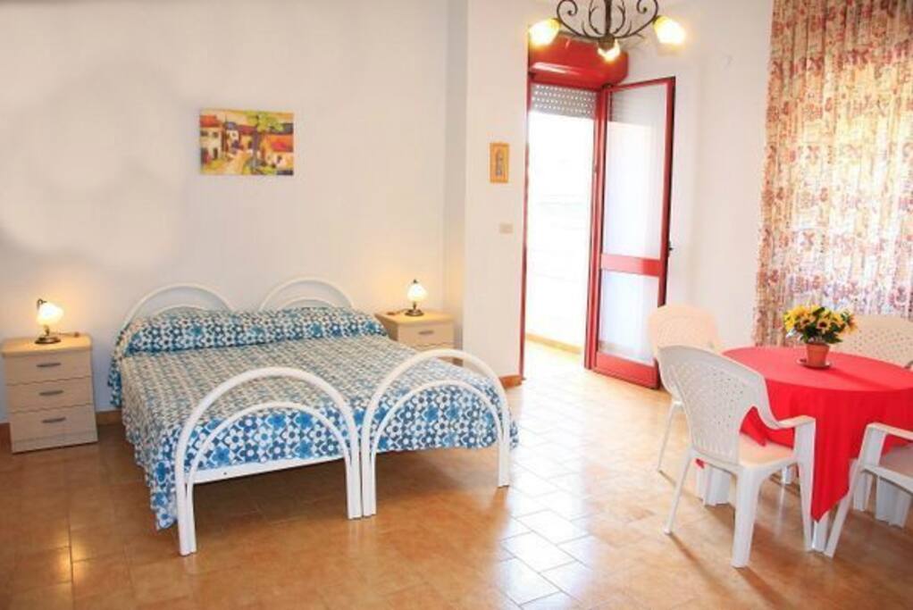 camera con letto matrimoniale e accesso alla veranda