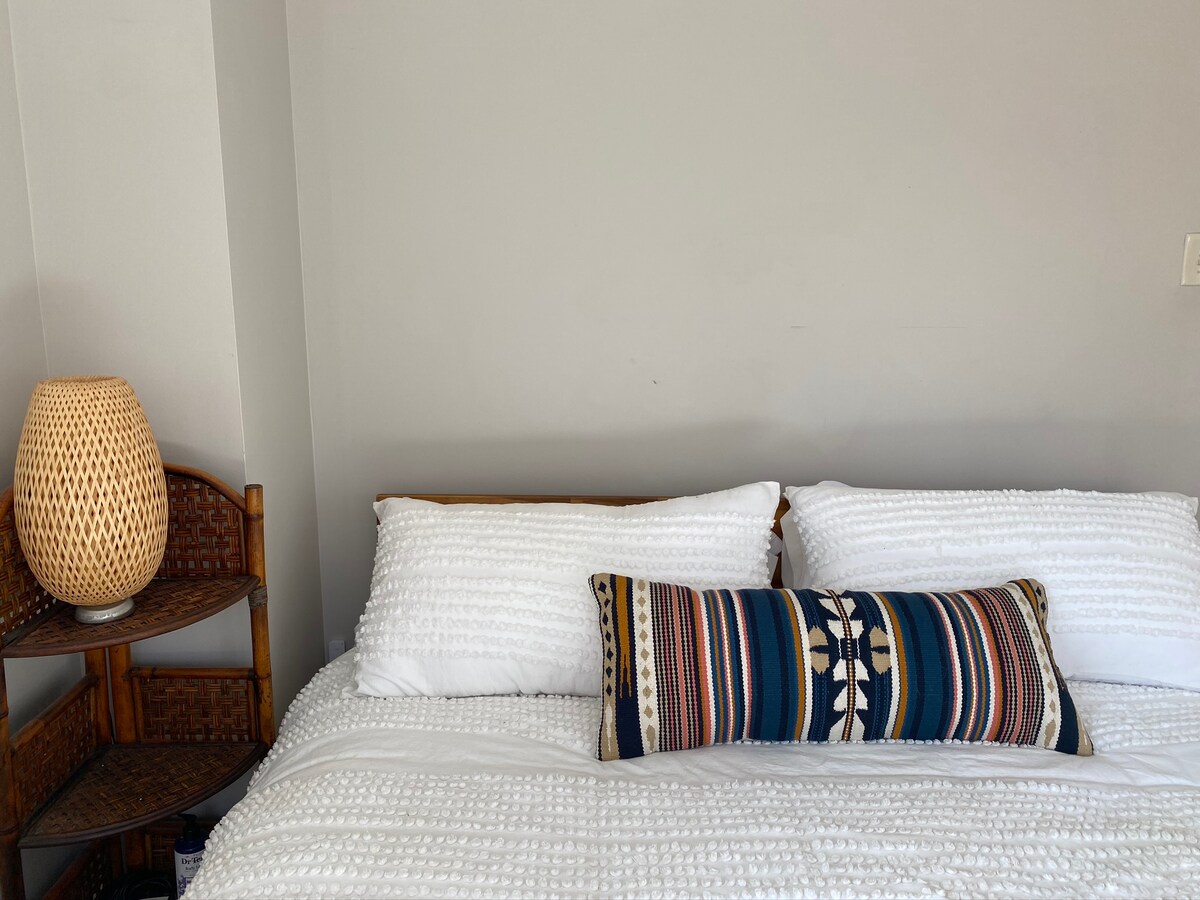 Დიდი საწოლი მთავარ ზემოთ საძინებელში