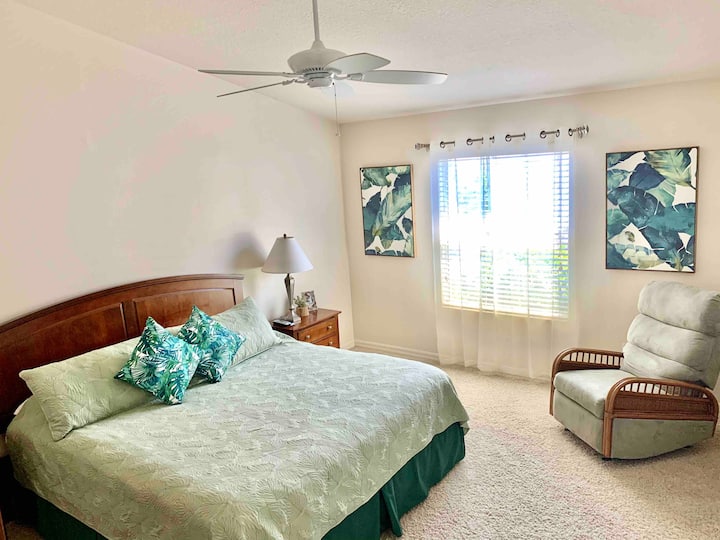 تحتوي غرفة النوم الأساسية على سرير كبير الحجم وحمام داخلي وخزانة ملابس.  تم تجهيز الغرفة بمروحة سقف للحصول على راحة ليلية مثالية.  يتضمن أيضًا تلفزيونًا مع كابل لمتعة المشاهدة الليلية. 