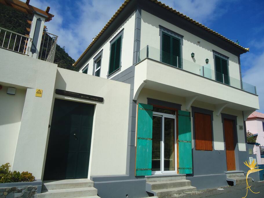 Fachadas e varandas da Casa Estrelícia-Dourada Garcês