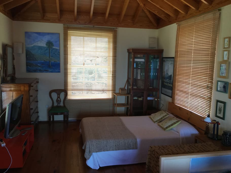 Dormitorio con cama doble