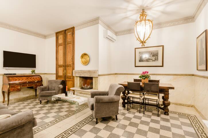 Stay near the Spanish Steps in a Historic Flat gallery image 3