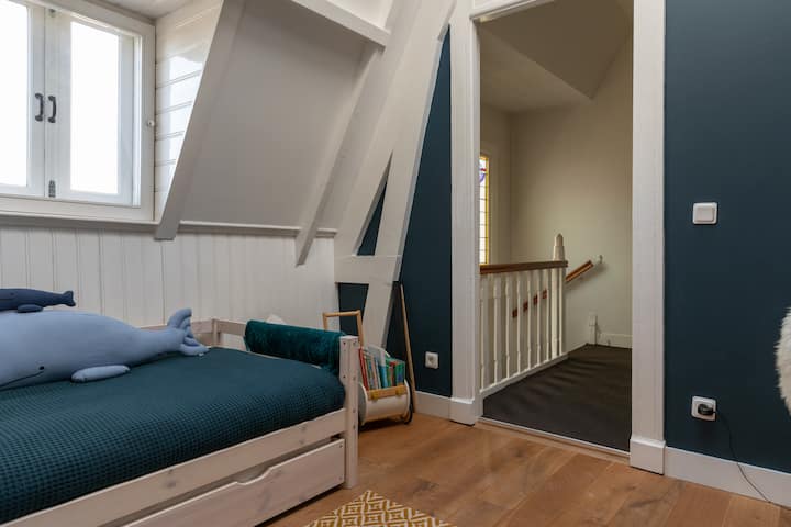 2楼还有一间卧室。如有需要，可加床。