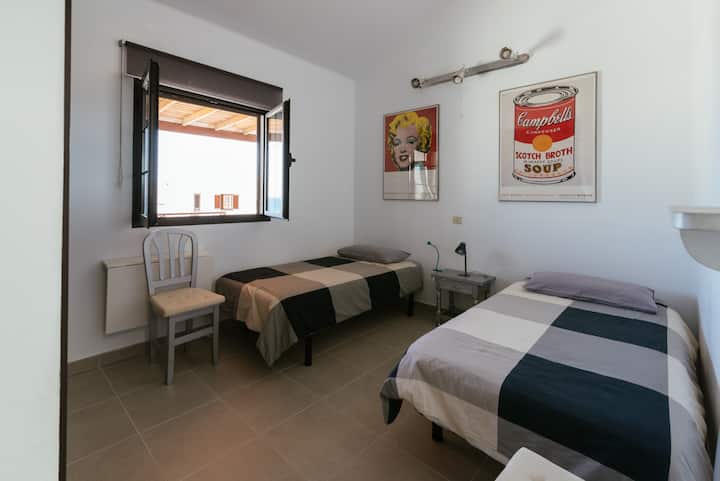 Მეორე საძინებელი. ხელმისაწვდომია მხოლოდ მაშინ, როცა მთლიანი ბინა გაქირავებულია. 