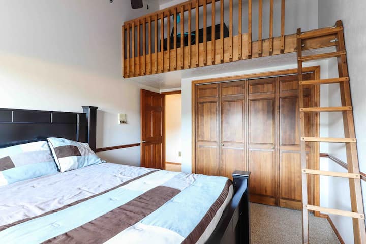 Na poschodí: veľká manželská posteľ so zábavným malým podkrovím, v ktorom sa môžu poflakovať deti. Skriňa nie je v tejto miestnosti k dispozícii. 