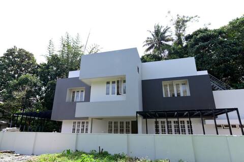 3500Sqft Brand new Luxurious Villa, Green Energy