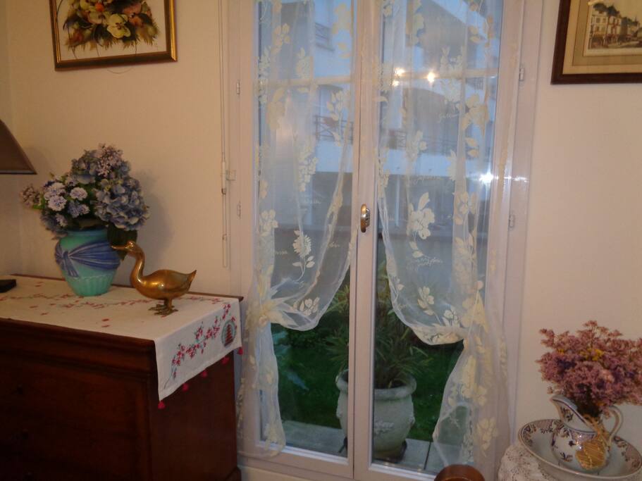 Chambre vue sur un rez de jardin