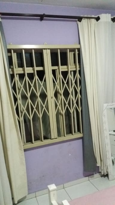 Janelas com cortina e blackout, vidros e grades