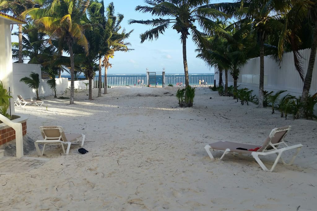 No solo es una cabaña en la playa sino tienes tu playa privada .