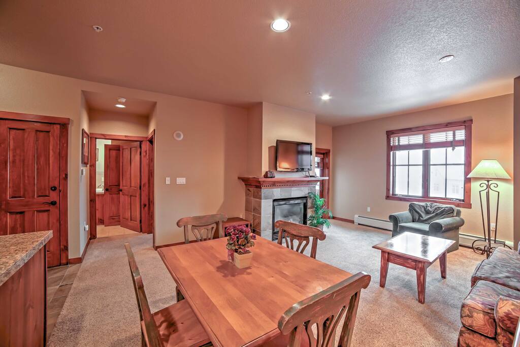 The unit provides all the comforts of home within walking distance of Breck's powdery slopes and scenic hiking trails!