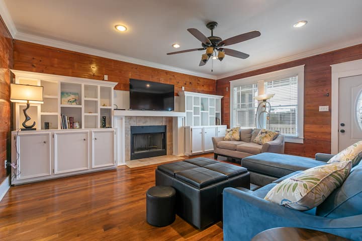 Blue House By The Beach - Upstairs Unit - Galveston, TX