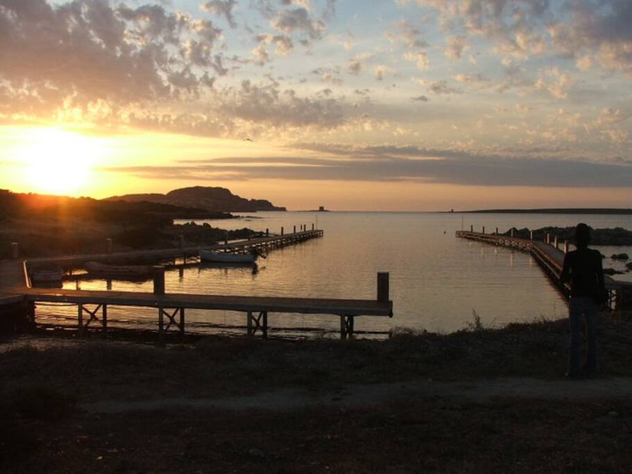 Il porticciolo sotto casa con possibilità di ormeggio barca, sullo sfondo la torre della Pelosa al tramonto
