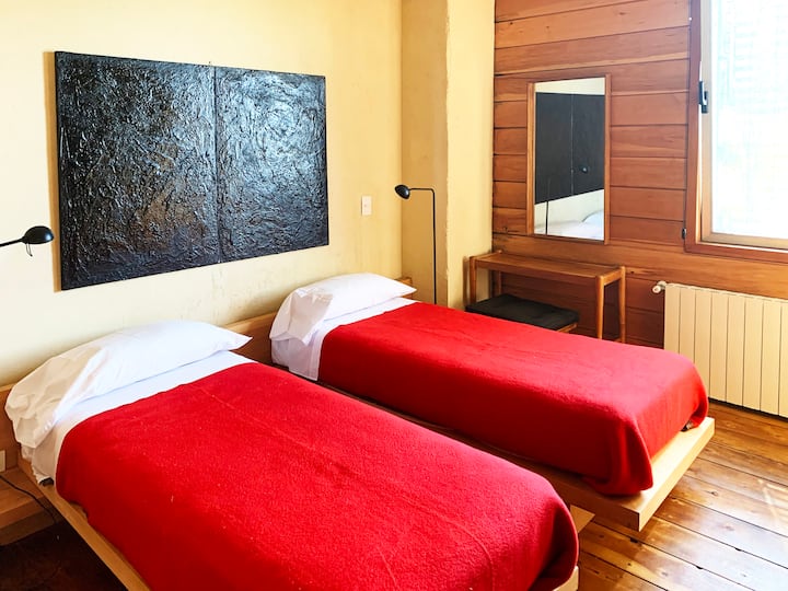 Поглед кон собата на долниот кат со единечен кревет.