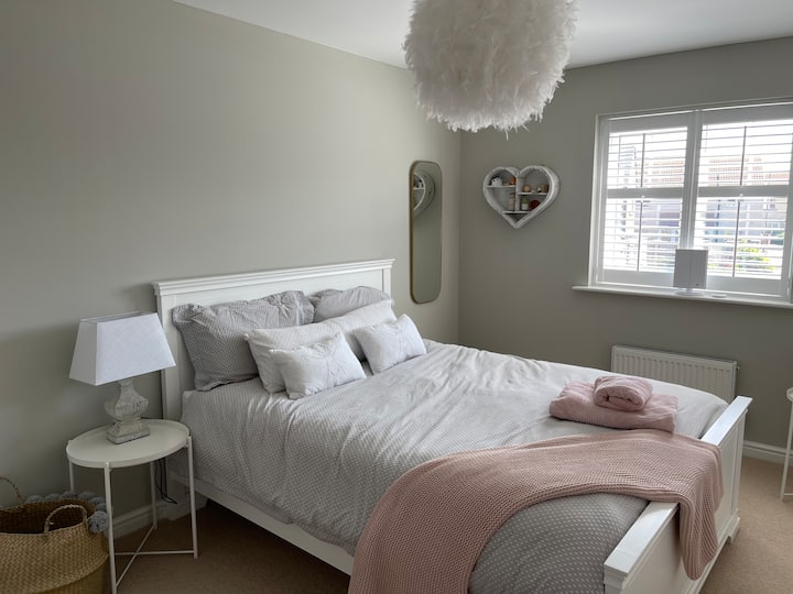 kingsize bedroom, no en-suite in this room.