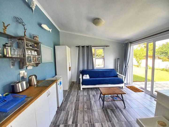 Cozy and bright, this self-contained flatlet features a garden-view living area with sliding doors, a kitchenette, and a comfy sleeper couch. Attached to the main house, it’s an ideal retreat for those seeking a little more privacy