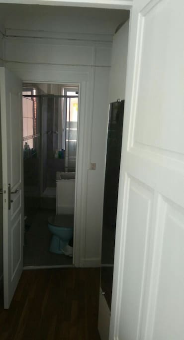 Vue sur la salle de bain et la couloir