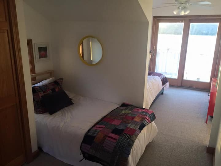 Twin Room Attached to Queen Room 