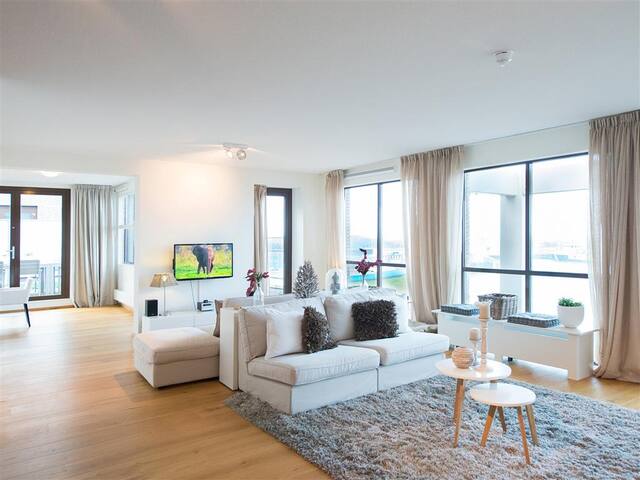 BizStay Harbour 32C Penthouse gallery image 2