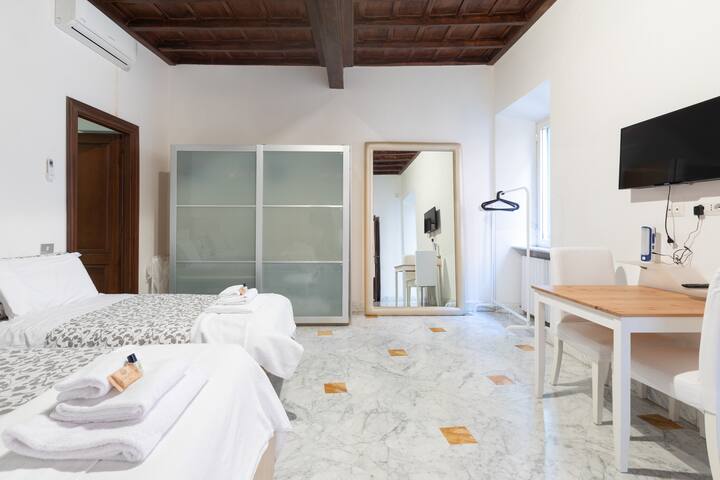 Large Apartment with terrace Near Spanish Steps gallery image 2