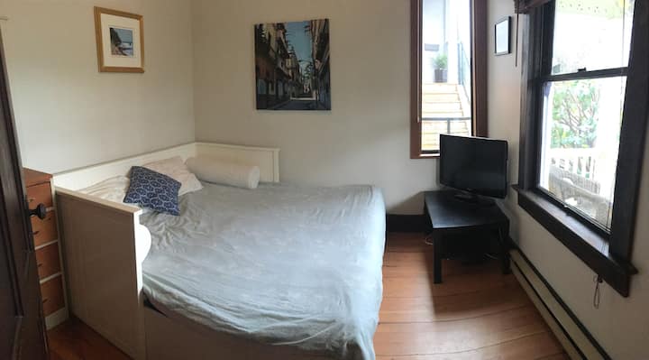 Chumba cha kulala cha ghorofa ya chini, kitanda ni kitanda kizuri sana kinachoweza kubadilishwa - kinaweza kuwa cha mtu mmoja, cha watu wawili au sofa. Televisheni iliyo kwenye kona haina kebo, lakini ni nzuri kwa sinema ikiwa unataka kuziba kompyuta yako ndani yake.