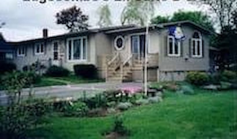 APARTMENT/Private Entrance/Walk to town/waterfront