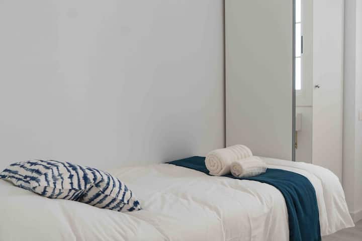 Dekor me një dhomë, dollap me pasqyrë