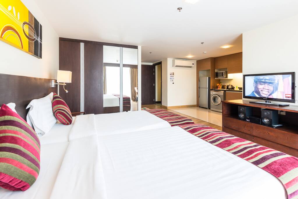 The room is fully equipped with a washing machine/dryer, refrigerator, microwave, and kitchen!