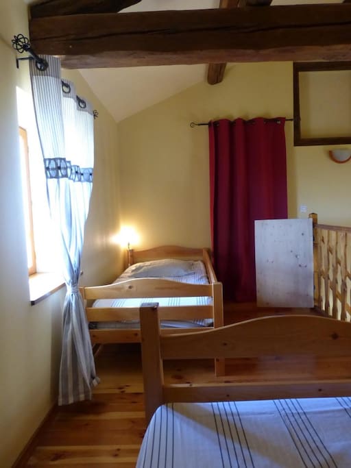 chambre en mezzanine 2 lits 1 place