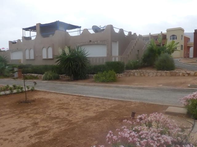 MAISON DE STANDING/ PISCINE NON PRIVATIVE/TENNIS