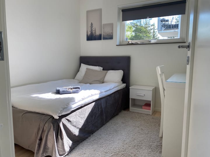 Schlafzimmer auf der unteren Ebene mit großem Bett (120 x 200 cm), Make-up-Tisch und Bekleidungsaufbewahrung in Kommode in Verbindung mit dem Zimmer.