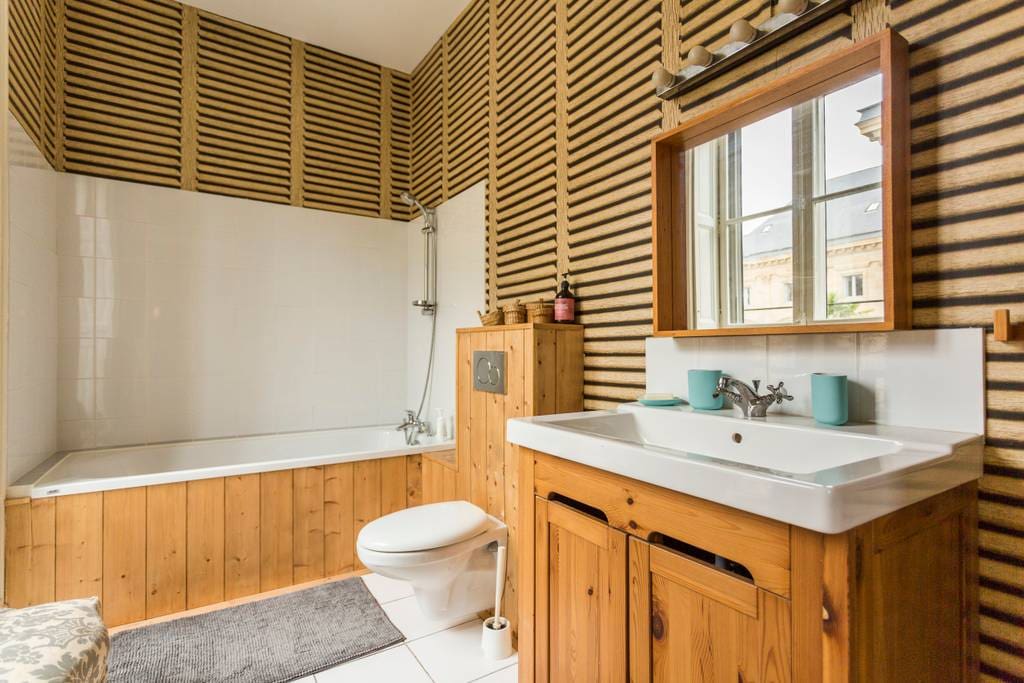 Salle de bain avec WC