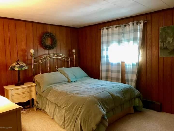 Chumba cha kulala cha Malkia #1 na kabati, ofisi moja, dawati ndogo, kioo cha urefu kamili na maoni ya staha na msitu zaidi