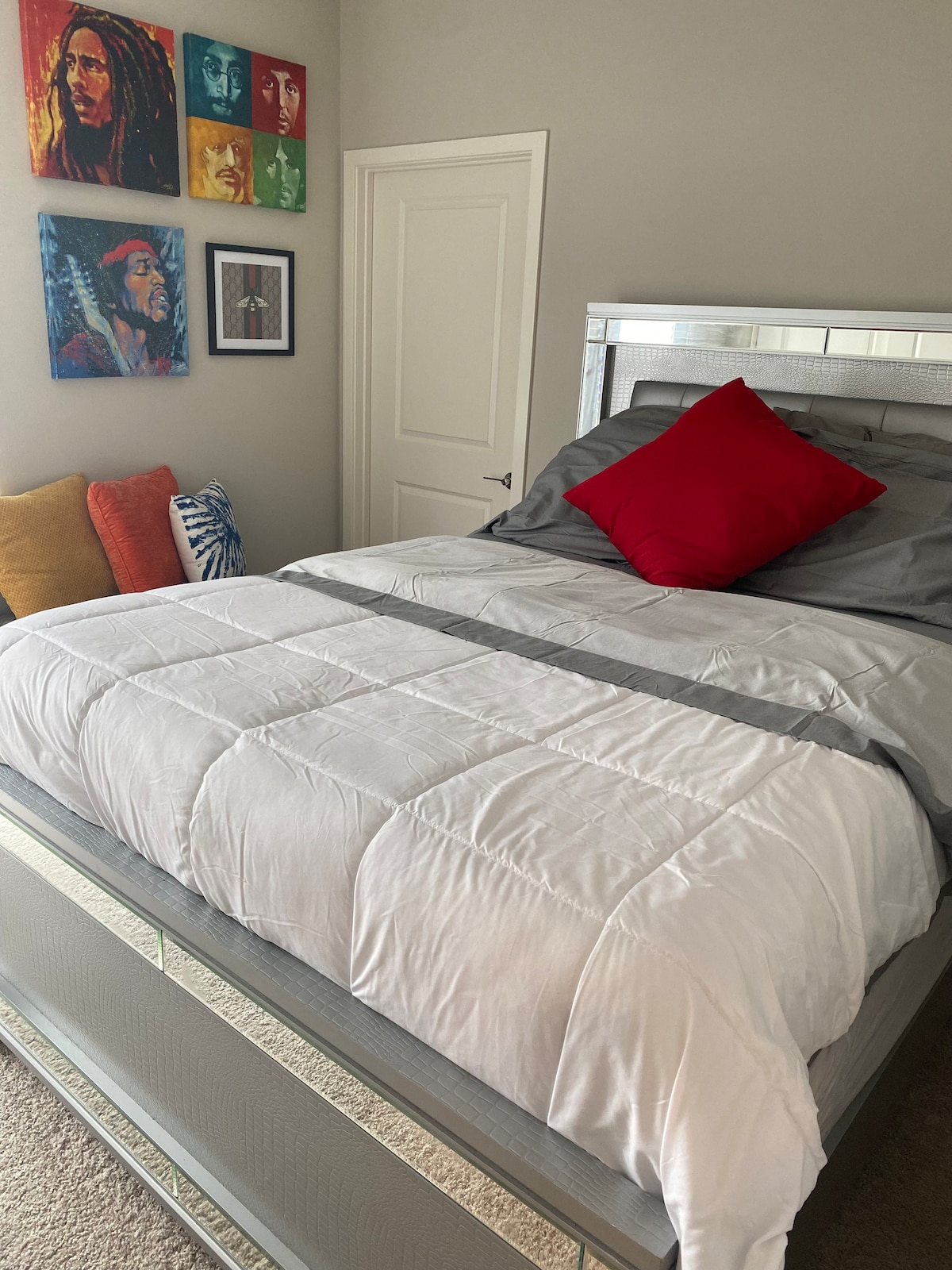 Lit queen size sur un cadre de lit haut