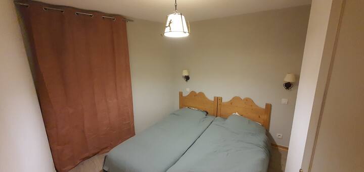 dormitorio 1: dos camas independientes 90 x 190 + armario de almacenamiento