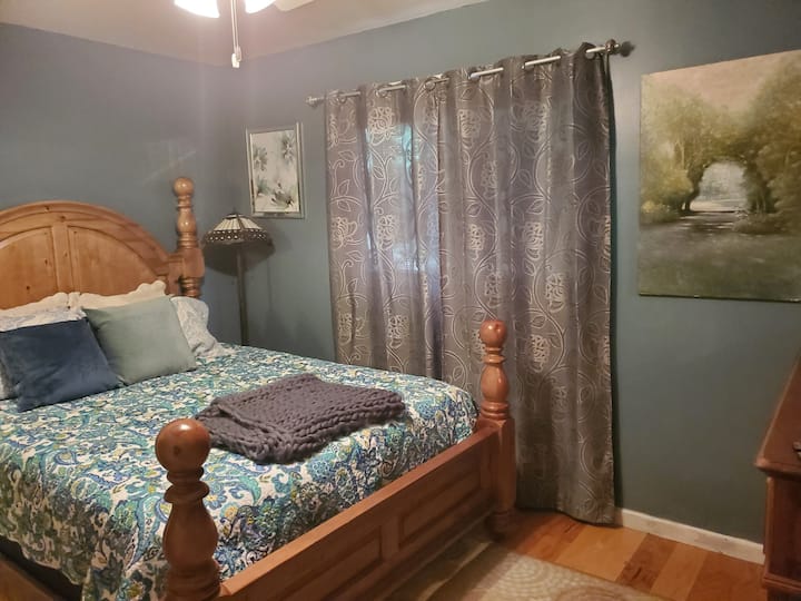 ผนังสีเขียวอมฟ้าเข้มและงานศิลปะดั้งเดิมช่วยเพิ่มเอกลักษณ์ให้กับพื้นดิน