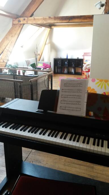 Le piano dans la grande chambre