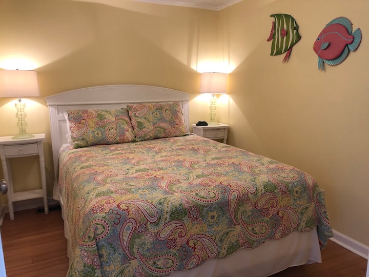 קומה ראשית: Guest Rm #2 
w/ Queen Bed
No windows
חדר אמצעי מול חדר הרחצה במסדרון