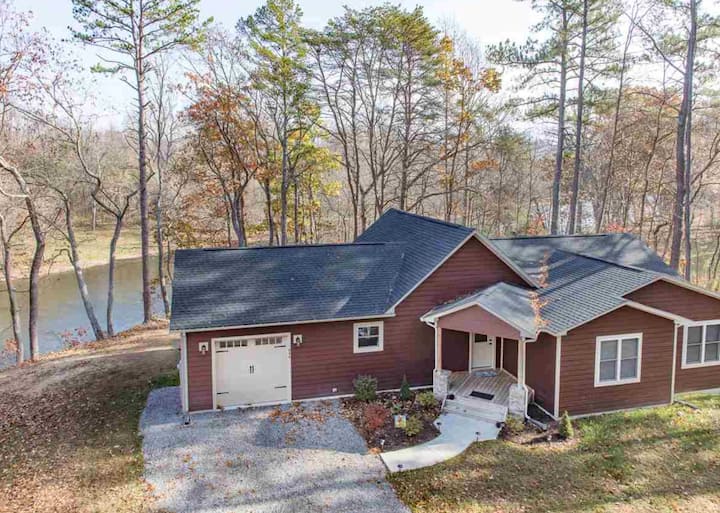 Modern Shenandoah Riverfront Oasis Houses for Rent in Shenandoah