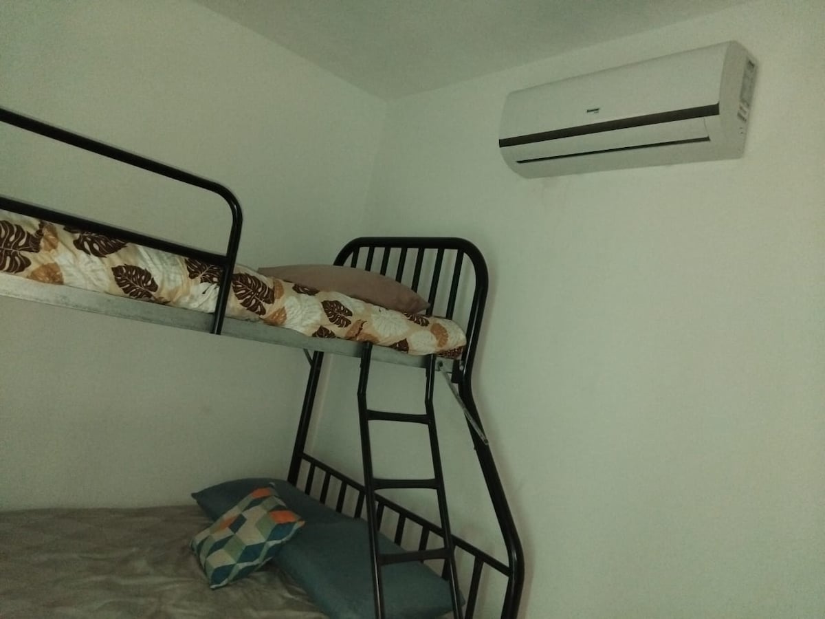 Para 3 personas.  2 en cama matrimonial y una persona arriba cama imperial. TV y aire acondicionado 