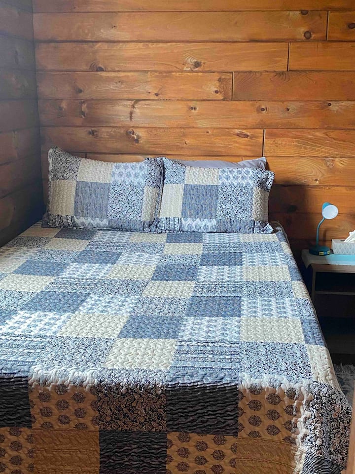 Primer dormitorio en el nivel superior.  Cama queen con una cama individual.