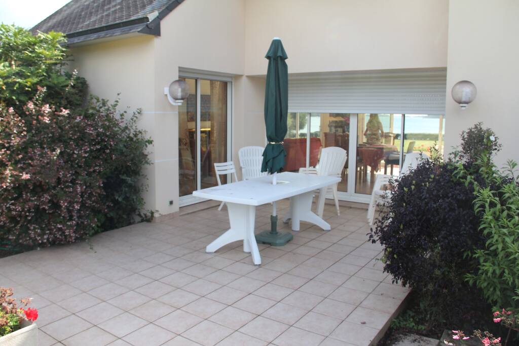 Terrsasse ouest, café de l'après midi avec une vue mer à travers la maison