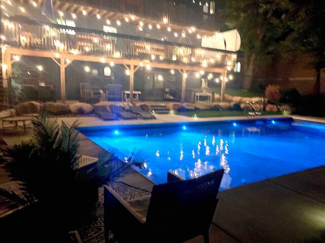 Large Retreat Minutes From Both Downtowns gallery image 4