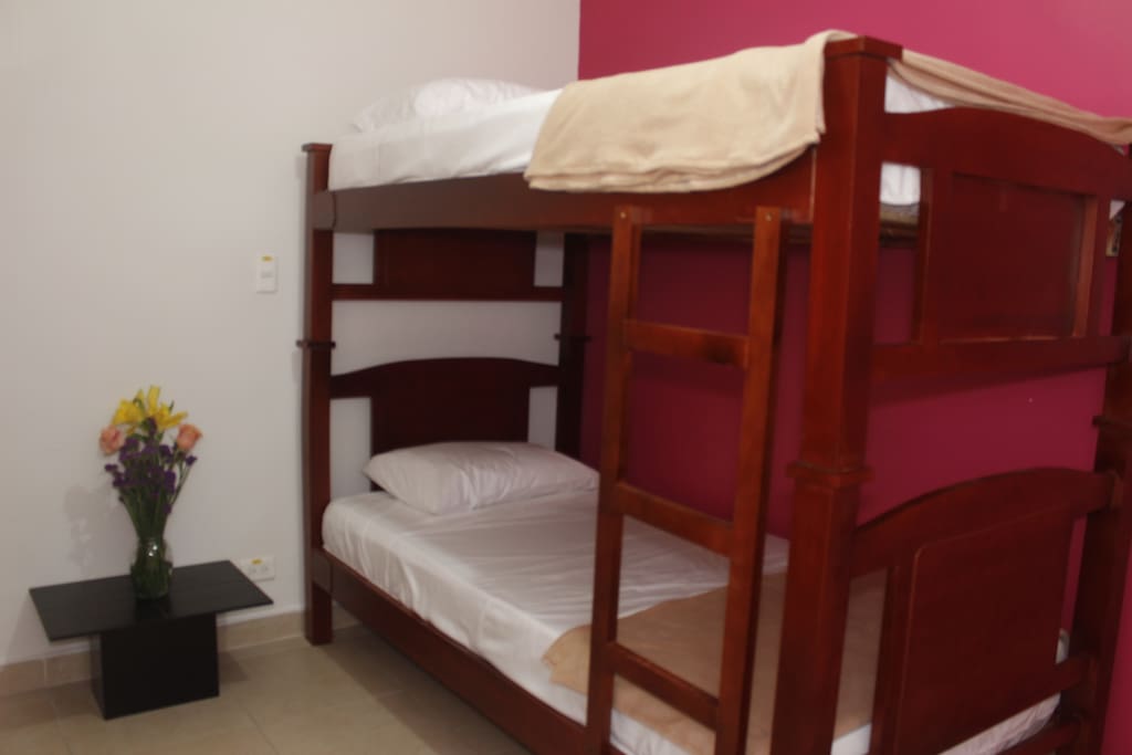 Habitación privada de 2 camas, fresca y tranquila.