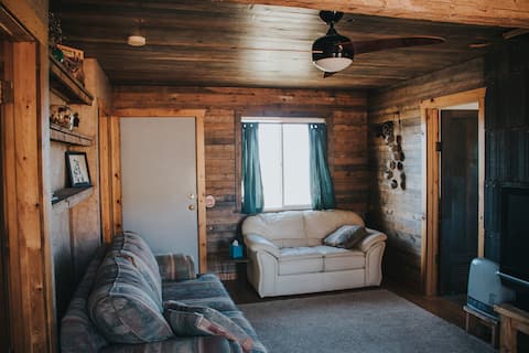 Successful Airbnb property: RUSTIC LITTLE HOUSE between ZION and GRAND CANYON in Lake Havasu / Kingman