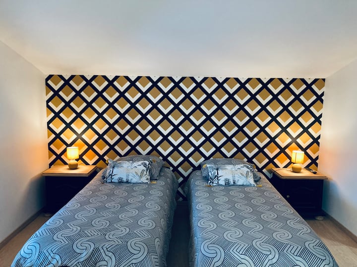 ห้องนอนพร้อมเตียงเดี่ยว 2 เตียงขนาด 90x190 ซม. (ผ้าปูที่นอนเสริม) + สมาร์ททีวี