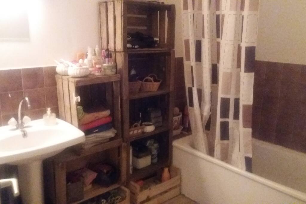 salle de bain avec baignoire