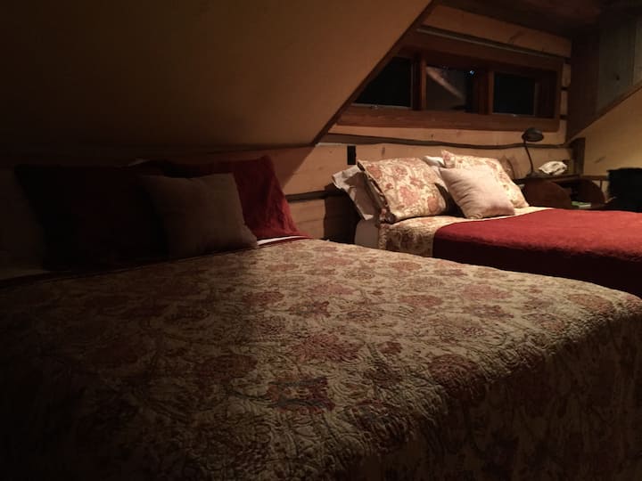 Brandneues Queensize-Bett im Hüttenloft.