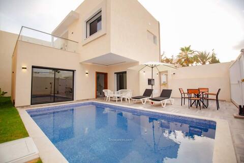 Villa with private pool, 200 meters from the beach