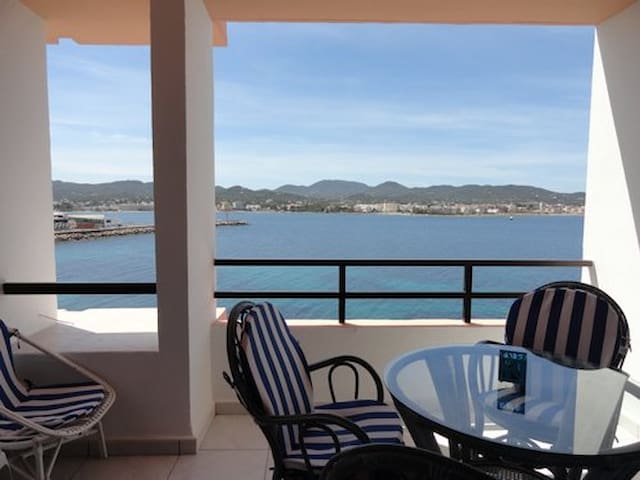 Great location! Cozy and seaviews!